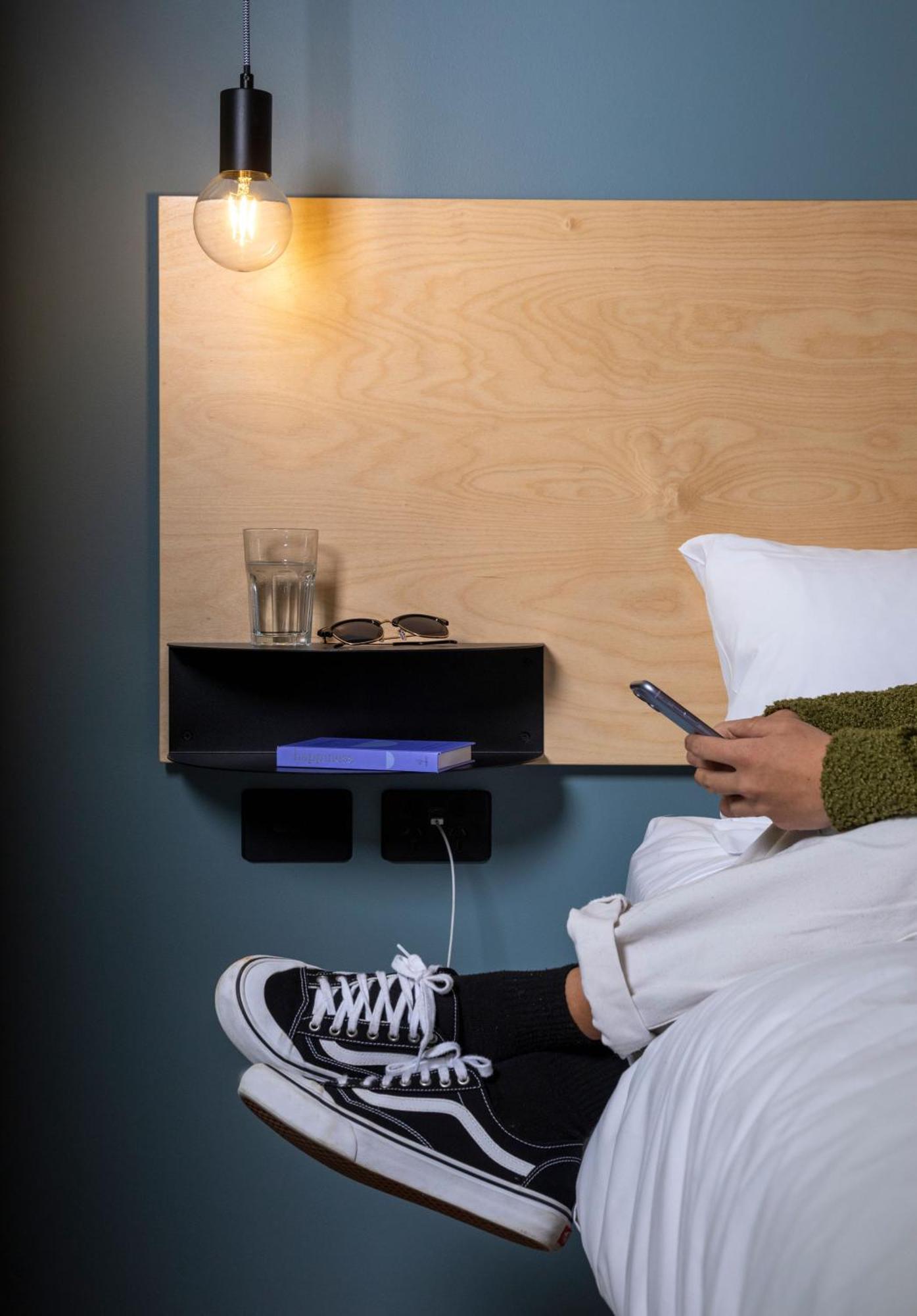 Lylo Auckland Hotel Quarto foto A phone being used in bed